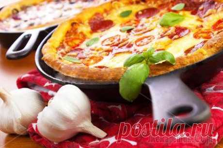 Пицца на сковороде за 10 минут - Pizza in a pan Готовим дома очень вкусную, сочную и быструю пиццу на сковородке всего за 10 минут! Начинка пиццы будет состоять из кусочков свинины, охотничьих сосисок, помидора, грибов и сыра. Тесто для пиццы на ск...