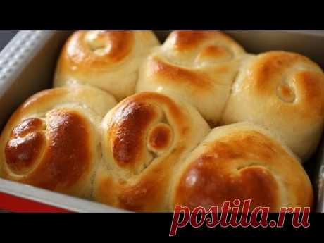 Bread rolls or dinner rolls (Roll-ppang: 롤빵)