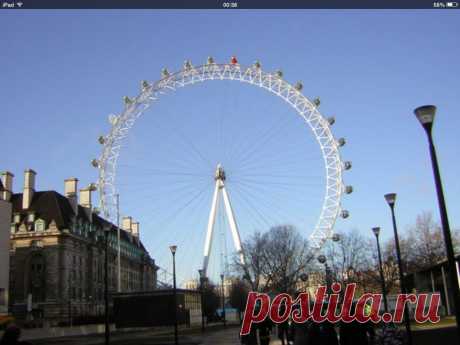 Все туристы стараются попасть на London Eye.
