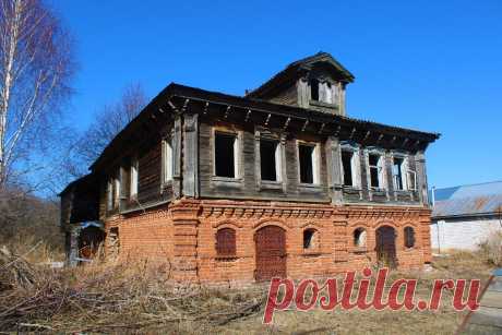 Увидели на улице старинный заброшенный дом, внутри подвала оказались полные сундуки и вещи, которые меня испугали, делюсь | Под зонтиком | Яндекс Дзен