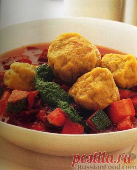 Суп с овощами и пряными "кубби" с бараниной. Этот суп родом из Индии. Суп из овощей подают с зеленым соусом и "кубби" - кусочками теста, в которые заворачивается бараний фарш с пряностями.