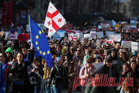 В Грузии началась новая акция протеста из-за закона об иноагентах. В грузинской столице Тбилиси проходит женский марш против принятия законопроекта об иностранных агентах. Новая акция протеста проходит еще в 10 городах страны. В столице маршировать вышли пять тысяч человек. Протестующие движутся по проспекту Шота Руставели от площади первой Республики к зданию парламента.