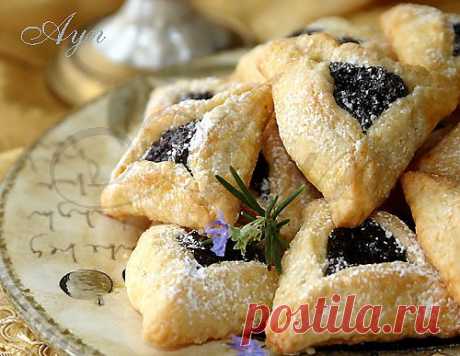 Гоменташи (&amp;amp;quot;уши Амана&amp;amp;quot;) -  треугольные  пирожки (печенье) с маковой или другой сладкой начинкой, традиционное и всеми любимое угощение на Пурим.