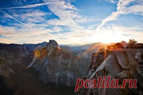 Йосемитский национальный парк (Yosemite National Park) — один из первых природных заповедников США, расположенный в восточной части штата Калифорния, в горах Сьерра-Невада. Заповедник с 1984 года находится под защитой ЮНЕСКО. Предлагаем насладиться удивительными красотами парка Йосемити