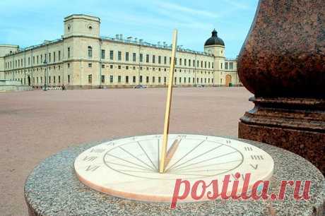 Sun-dial in front of Gatchina Palace in Gatchina, south of Saint-Petersburg, Russia | ROYAL PALACES:RUSSIA