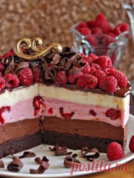 Муссовый торт с шоколадом и малиной