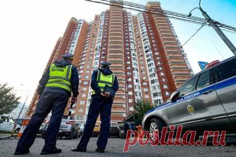 Жильцы поврежденного дроном дома под Москвой вернулись в квартиры. Жильцы дома в подмосковном Красногорске, на который упали обломки сбитого системой противовоздушной обороны (ПВО) ударного беспилотника, вернулись в свои квартиры. «Завершен поквартирный обход пострадавшего дома на Красногорском бульваре, 10, проведена оценка ущерба», — рассказали в экстренных службах.