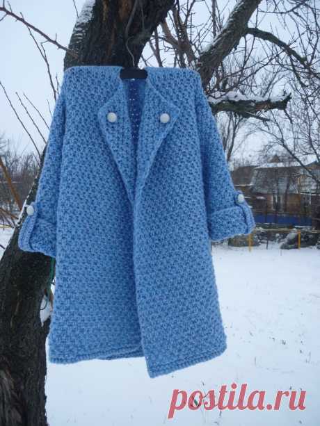 Вязаное пальто крупной вязки связано на спицах.