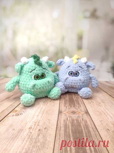 PDF Сувенирный Дракончик крючком. FREE crochet pattern; Аmigurumi toy patterns. Амигуруми схемы и описания на русском. Вязаные игрушки и поделки своими руками #amimore - плюшевый дракон, маленький дракончик из плюшевой пряжи, динозавр, динозаврик.