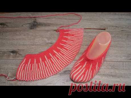 Двухцветные следки спицами | Two-color slippers knitting