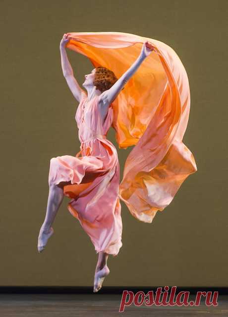 books0977:
“Helen Crawford in Five Brahms Waltzes in the manner of Isadora Duncan, Royal Ballet, October 2014. Photograph by Tristram Kenton / ROH.
Crawford was brave in her commitment to abandoned...