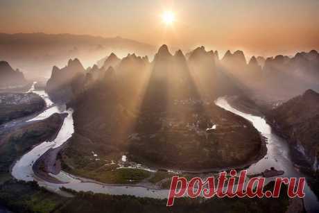 Восход солнца на реке Ли в китайской провинции Гуанси. Снимок сделала Татьяна Трифонова. Цао шан хао! Доброго утра!