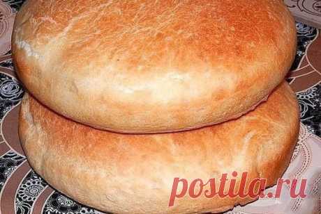 Хлеб домашний
Напишу рецептик вот на такие две булки хлеба, форма разъемная диаметром 25 см.
Ингредиенты:
-вода тёплая 2,5 ст. (650 мл.)
-сахар 1 ч.л.
-соль 2 ч.л.
-дрожжи сухие 2,5 ч.л.
-мука чуть больше 1 кг.
Замесить мягкое тесто, добавляя ингредиенты по одному, поставить в теплое место чтобы оно подошло.
Как тесто хорошо поднялось, разделить на две равные части, одну часть положить в форму и дать тесту расстояться. 
После выпекать при температуре 180 градусов примерно 30-40 мин. а вообще ори