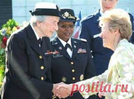 Աննա Տեր-Վարդանյան (Anna Der-Vartanian, դեկտ. ,1920-օգոս.4,2011),ԱՄՆ ռազմածովային ուժերի առաջին կին գերագույն գլխավոր ավագ (Master Chief Petty Officer,E-9)
Գերագույն գլխավոր ավագ կոչումը Աննա Տեր-Վարդանյանն ստացել է 1959 թվ. Նյուփորթի (Ռոդ Այլենդ) ռազմածովային քոլեջում որպես Global Strategy Officer-ի օգնական ծառայության ժամանակ և դարձել է զինված ուժերումծառայող առաջին կինը,ով արժանացել է E-9 կոչման:
Աննա Տեր-Վարդանյանը ծնվել է 1920 թվ.։ Մեծացել է Միչիգան նահանգի Դետրոյթ քաղաքում։