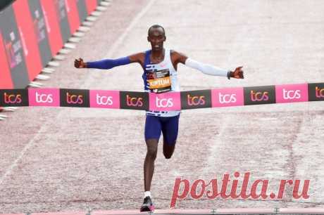 Обладатель мирового рекорда в марафоне Киптум умер в возрасте 24 лет. Кенийский легкоатлет не справился с управлением и врезался в дерево.