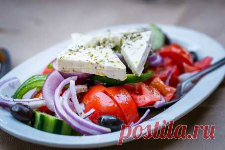 Греческий салат: аутентичный рецепт Греческий салат: аутентичный рецепт Оригинальный греческий салат – это не только вкусное блюдо, но и настоящая икона средиземноморской кухни