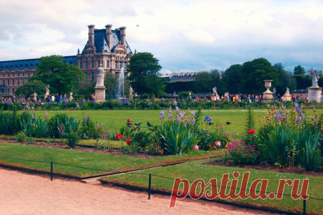 История сада Тюильри (le jardin des Tuileries) начинается в 70-х годах XVI века, когда по приказу Екатерины Медичи это место было освобождено от средневековых мастерских по изготовлению черепицы (тюильри) для строительства дворца и окружающих лужаек.  | Сад Тюильри (le jardin des Tuileries)_Париж