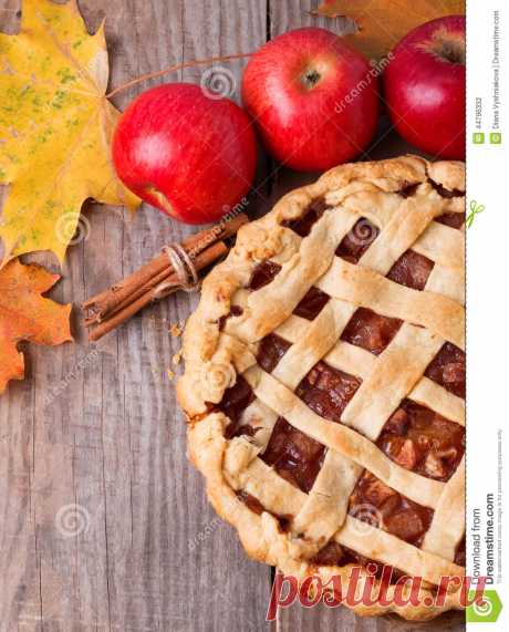 Домодельные яблочный пирог, яблоки и листья осени Стоковое Фото - изображение насчитывающей зрело, торт: 44796332