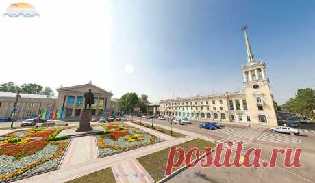 Центральная площадь города Ангарск. Ангарск расположен в юго-западной части Иркутской области, между двух рек — Ангарой и Китоем. Cтроительство началось в 1945 году. Численность населения около 240 тыс. человек. В городе находятся предприятия химической промышленности, машиностроения, нефтепереработки и переработки (обогащения) урана для получения ядерного топлива. Название города Ангарск происходит от названия реки Ангара.