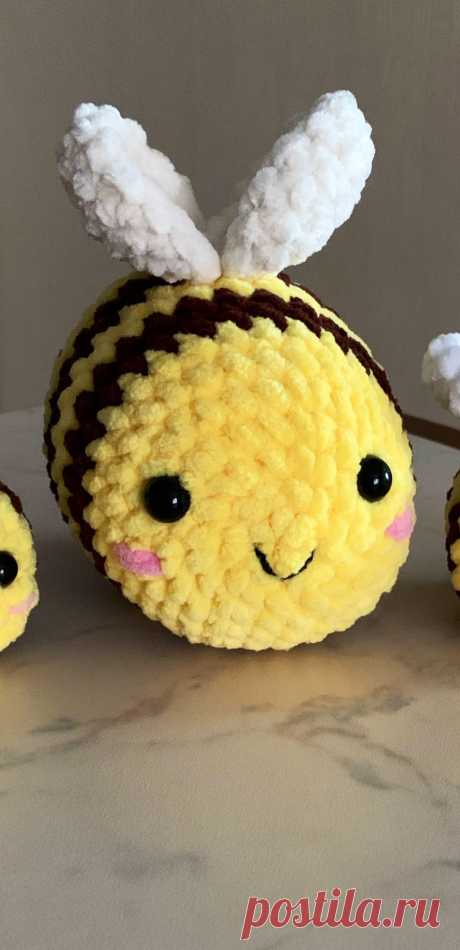 PDF Пчёлка крючком. FREE crochet pattern; Аmigurumi toy patterns. Амигуруми схемы и описания на русском. Вязаные игрушки и поделки своими руками #amimore - плюшевая пчела, маленькая пчелка из плюшевой пряжи, пчелёнок.