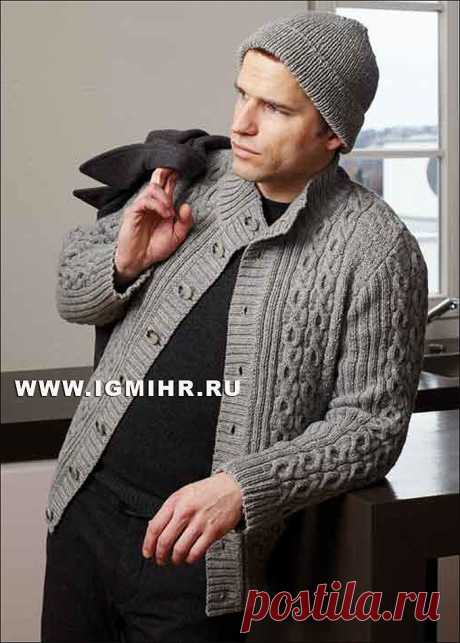Теплый серый мужской жакет с вертикальным узором из жгутов и шапочка.
