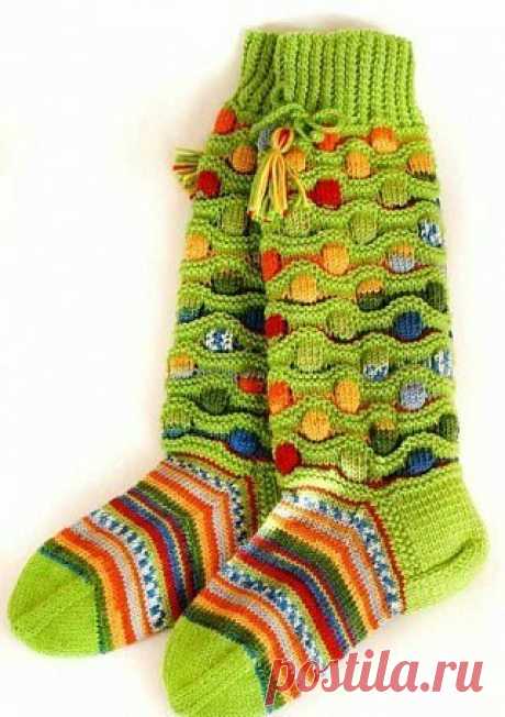Многоцветные носки и гольфы с волнисто-рельефным узором (Вязание спицами) | Журнал Вдохновение Рукодельницы