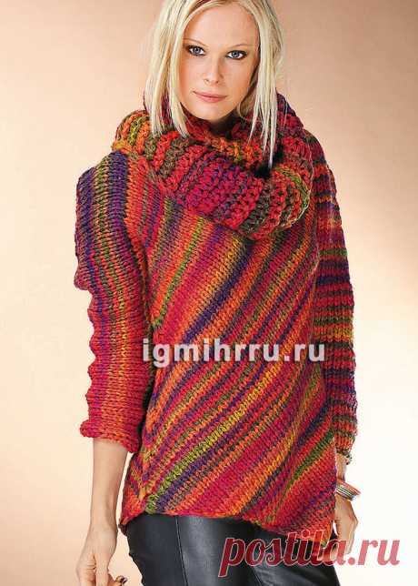 Пуловер, связанный по диагонали и дополненный шарфом-петлей. Вязание спицами