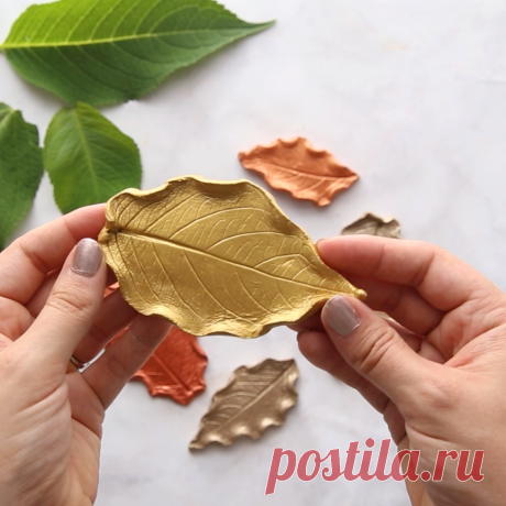 Leaf Clay Dish - this beautiful keepsake DIY craft is so easy to make! These would make great gifts. #bestideasforkids