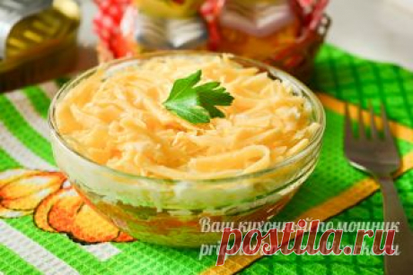 Салат со шпротами, рецепт с фото очень вкусный слоями Этот салат со шпротами выкладывается в пиалу слоями и выглядит на столе очень нарядно. Кроме того, он получается очень вкусным и сытным. Ингредиенты в этом рецепте с фото простые и доступные, а чтобы салат получился максимально вкусным, выбирайте качественные рыбные консервы и соус с высоким процентом жирности.