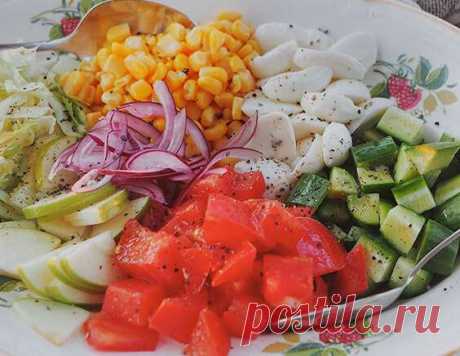 Легкий салат с овощами и моцареллой