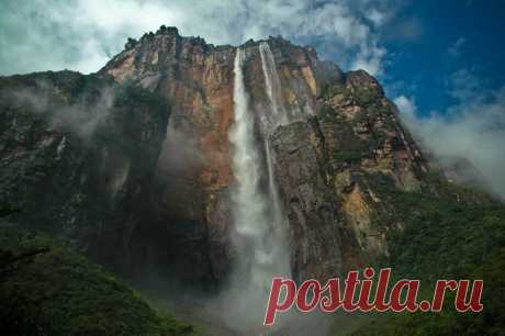 Водопад Анхель | Журнал "JK" Джей Кей Водопад Анхель является самым высоким водопадом в мире. Его высота – 978 метров. Водопад берет начало от вершины плоской горы Ауян Тепуй и находится в труднодоступных джунглях Венесуэлы. Туристических троп к этому месту не существует. Водопад был обнаружен в начале XX столетия исследователем Эрнесто Санчесом Ла Крусом, однако не был широко известен до полета Джеймса Анхеля. Впервые Анхель увидел водопад в 1933 году, когда облетал территорию в поисках руды...