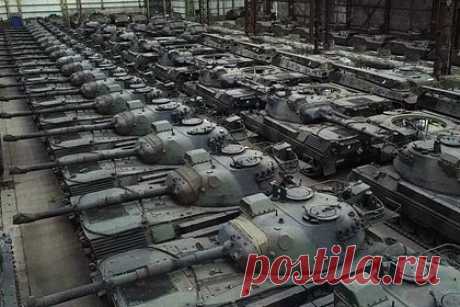 Дания и ФРГ передадут Украине пять танковых рот Leopard 1. Дания совместно с ФРГ передаст Украине до 80 единиц западных танков Leopard 1, их доставка будет завершена до 1 июня этого года. Об этом заявил временно исполняющий обязанности главы Минобороны страны Троелс Лунд Поульсен. Отмечается, что эти танки были сняты с вооружения датской армии еще в 2005 году.