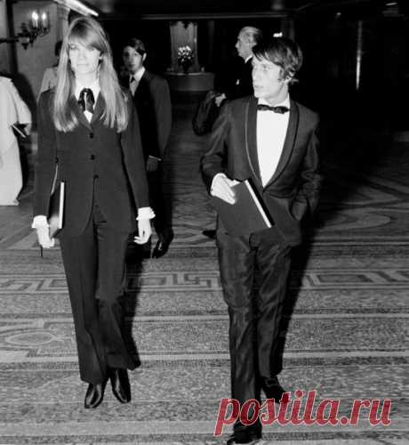 1966. Françoise Hardy and Jacques Dutronc during the evening ‘Figaro’ in Paris on November 16, 1966, France - p3086 | PastYears.info