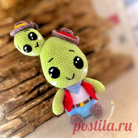 PDF Зелёный ковбой крючком. FREE crochet pattern; Аmigurumi toy patterns. Амигуруми схемы и описания на русском. Вязаные игрушки и поделки своими руками #amimore - большой кактус из плюшевой пряжи в костюме ковбоя, плюшевое растение в ковбойской шляпе.