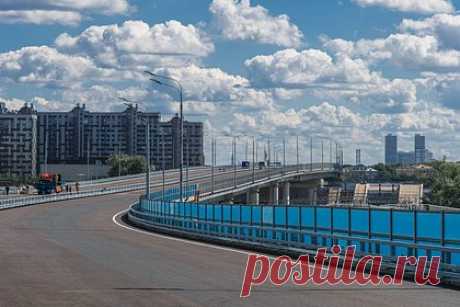 В Москве запустили движение по новым эстакадам. В Москве запустили движение по двум новым эстакадам со съездами с Новоегорьевского шоссе и c улицы Верхние Поля на внутреннюю сторону МКАД. Об этом сообщил мэр столицы Сергей Собянин. Эстакады возведены в рамках реконструкции старой развязки клеверного типа на пересечении МКАД с улицей Верхние поля.