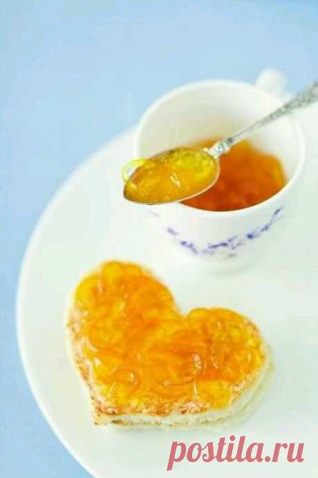 Апельсиновое варенье в мультиварке - Эфария Зимой очень хочется солнечных апельсинов, ведь в них полно витаминов. А если вам надоели апельсины, тогда почему бы не приготовить из них варенье? Апельсиновое варенье будет отличным дополнением к вашему завтраку. Ингредиенты: 1 кг апельсинов 500 г сахара сок половины лимона Снимите с апельсинов цедру, мелко нарежьте ее тонкими полосками. Как вариант цедру можно натереть