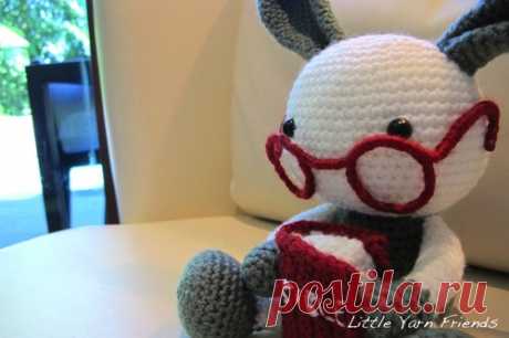 Crochet Pattern: Lil' Granny Bunny Who love bunnies? Everyone does. Here’s the free-pattern of Lil’ Granny Bunny as a little treat to all my loyal followers and all the crochet lovers out there. Lil’ Granny Bunny is approximately...