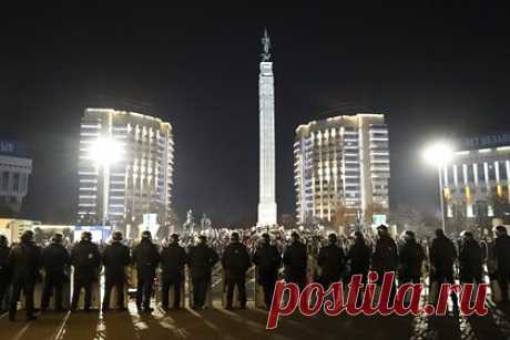 Протестующие захватили мэрию Актобе. Участники протестов в казахстанской Актобе захватили здание акимата (местная мэрия). На видео показано, как несколько десятков людей проникли в здание. Некоторые из них держат флаги Казахстана. Помимо этого, на видео замечены люди с щитами, которые используют силовики.