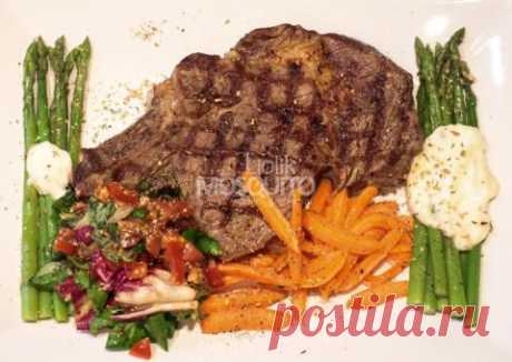 Большой холостяцкий медиум рар-стейк с овощами и соусом | 4vkusa.ru