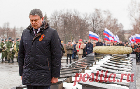 В Луганске отметили 80-ю годовщину освобождения города от немецких захватчиков. В мероприятии приняли участие представители властей республики, депутаты Госдумы, общественники, школьники и многие жители города