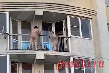 Убегающий через балконы голый мужчина и его избиение попало на видео. В Липецке голый мужчина попытался сбежать по балконам, но его поймали жильцы дома и избили. На кадрах видно, что голый мужчина выходит на балкон, его провожает обнаженная женщина. Затем он перелезает через балконы и спускается по ним вниз. Мужчина пытается разбить окно, но падает и его настигают несколько мужчин.