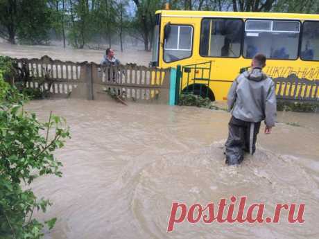 Наводнения на Украине В результате интенсивных осадков и повышения уровня воды в местных реках в Ивано-Франковской области в понедельник, 20 мая, были подтоплены свыше 3 тыс.