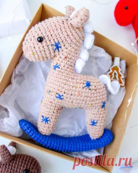 PDF Лошадка-Качалка крючком. FREE crochet pattern; Аmigurumi animal patterns. Амигуруми схемы и описания на русском. Вязаные игрушки и поделки своими руками #amimore - лошадь каталка, игрушечная лошадка качалка, конь.