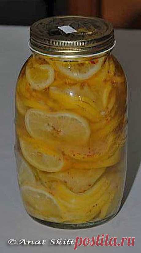 Маринованные лимоны (израильский рецепт) Нарезать лимоны на ломтики около 0. 5 см толщиной. В глубокой емкости смешать соль, перец и сахар. Обмокните ломтики лимона в смесь с обеих сторон (не нужно много ловить смеси) и уложите плотно в стерилизованную банку(ст