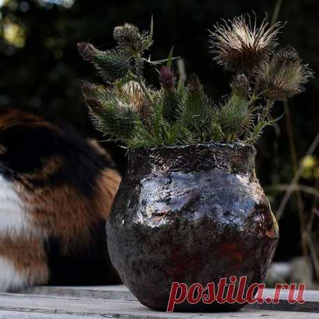 Still life with a cat.
My reasons were weighty: your fur is not the right color,  do not ruin the composition, turn to the camera face at least ...
Dasha was inexorable. No photo session without me !!!
And so ... Vaza Raku, thistle and my favorite cat Dasha.
#raku #rakufired #rakuceramics #rakuvase