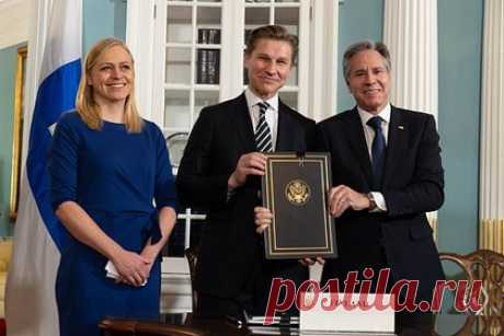 США и Финляндия подписали соглашение о сотрудничестве в обороне. США и Финляндия подписали соглашение о сотрудничестве в обороне. Свои подписи поставили госсекретарь США Энтони Блинкен и министр обороны Финляндии Антти Хяккянен.