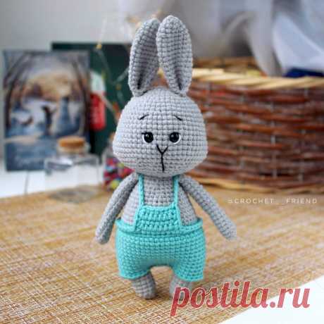 PDF Мини Зайка крючком. FREE crochet pattern; Аmigurumi animal patterns. Амигуруми схемы и описания на русском. Вязаные игрушки и поделки своими руками #amimore - зайка в штанишках на лямках, заяц в комбинезоне, зайчик, кролик, зайчонок, крольчонок.