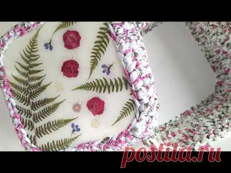 Декор цветами и эпоксидной смолой вязанной шкатулки