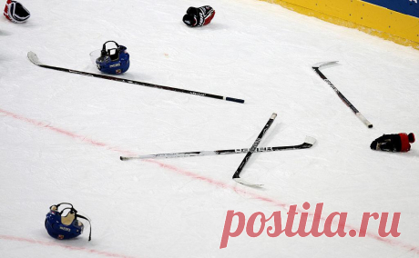 В Канаде хоккеист серьезно травмировал вратаря, проведя удушающий захват. Инцидент произошел во время матча в Тихоокеанской юношеской хоккейной лиге. 19-летний защитник Итан Гришин, один из самых грубых игроков PJHL, в результате своего удушающего приема нанес голкиперу Эвану Полу серьезную травму