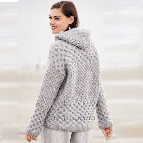 Теплый пуловер оверсайз с капюшоном связан двумя фактурными сотовыми узорами разного формата из толстой пряжи на основе шерсти овцы и альпаки.